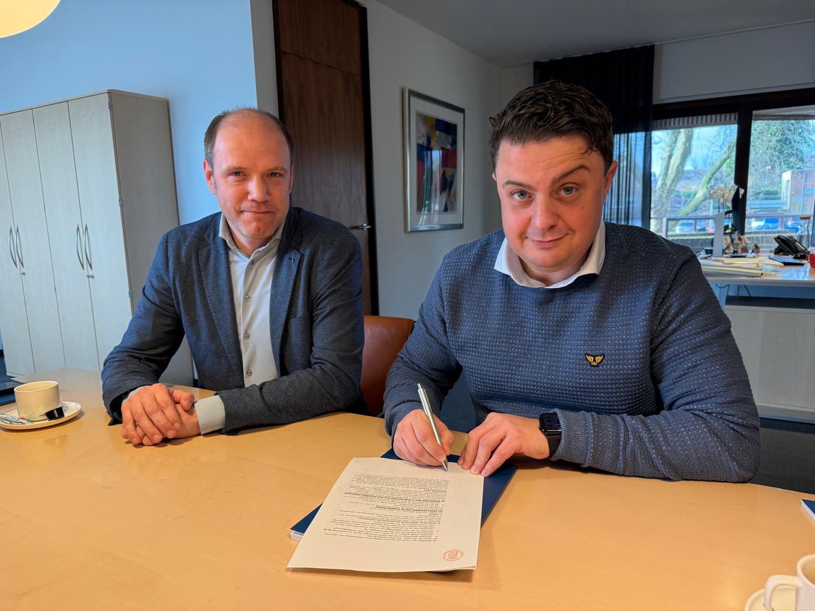 Martijn and Remy signing the deed of incorporation of Remarx